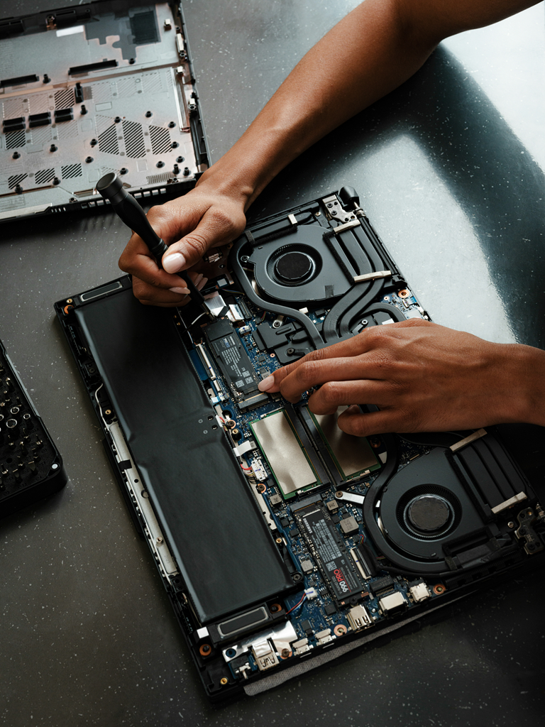 Laboratorio tecnico e assemblaggio hardware Kronos