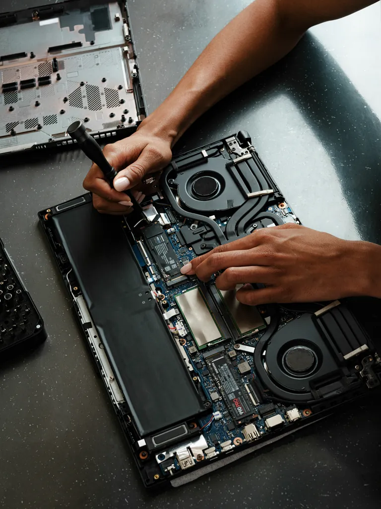 Laboratorio tecnico e assemblaggio hardware Kronos
